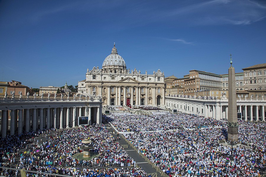 Blick auf den Petersplatz während der Heiligsprechung von Mutter Teresa am 4. September 2016 mit Papst Franziskus auf dem Petersplatz in Rom.