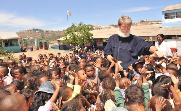 Pedro Opeka, 'Apostel der Müllmenschen', mit seinen Schützlingen in der Siedlung 'Akamasoa' / Missionskanzlei Diözese Gurk