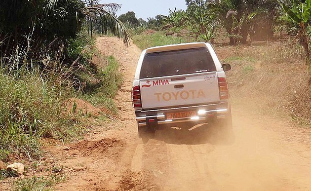 MIVA-Fahrzeug im Einsatz in Kamerun / MIVA