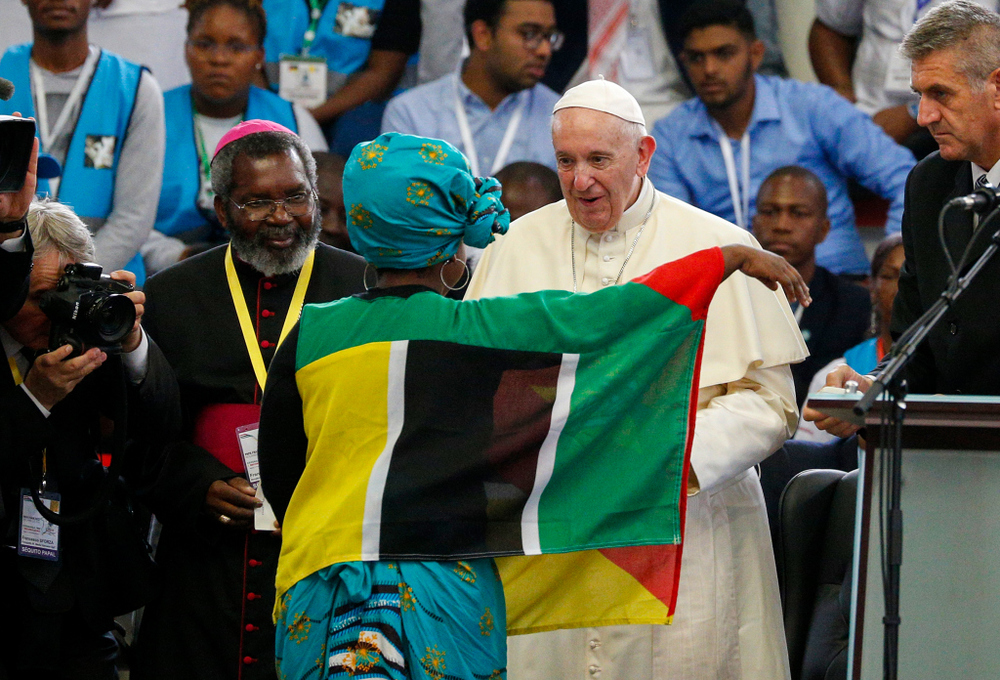 Papst Franziskus in Maputo / Copyright 2019, KNA GmbH, www.kna.de, All Rights Reserved, Paul Haring Papst Franziskus wird von einer Frau begrüßt bei einem interreligiösen Treffen im Maxaquene Pavilion in Maputo (Mosambik) am 5. September 2019.