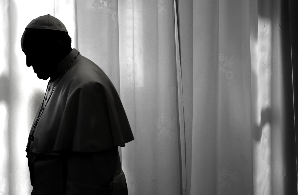 Papst Franziskus im Gegenlicht am 18. November 2019 im Vatikan.