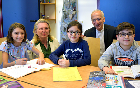 Außenministerin Kneissl und Caritas-Präsident Landau besuchen Caritas-Lerncafe