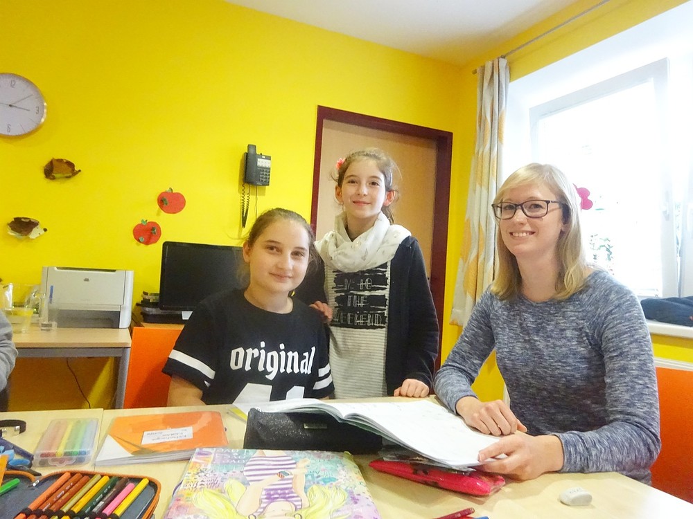 Kinder und Betreuerin im Caritas-Lerncafe in St. Pölten / kathpress/Pernsteiner