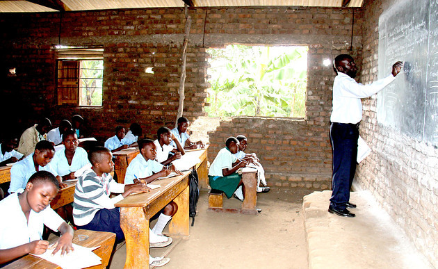 Schulklasse am Fuß des Ruwenzori-Gebirges in Uganda / Erzdiözese Salzburg / Aktion 'Sei so frei'